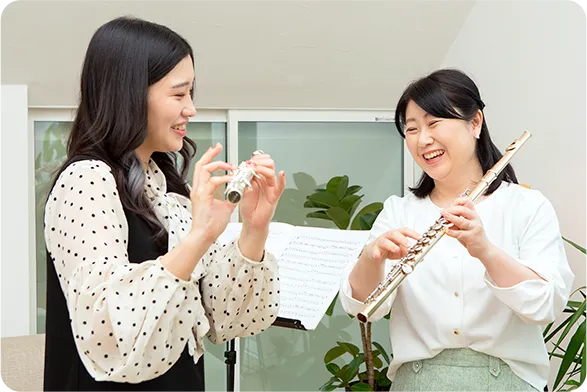 フルートを拭く女性