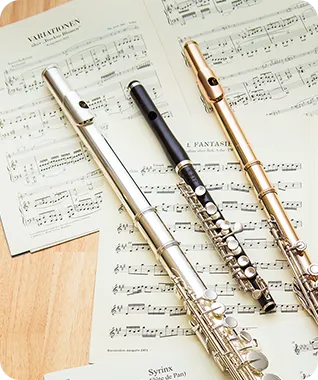 譜面の上に並ぶフルート数本