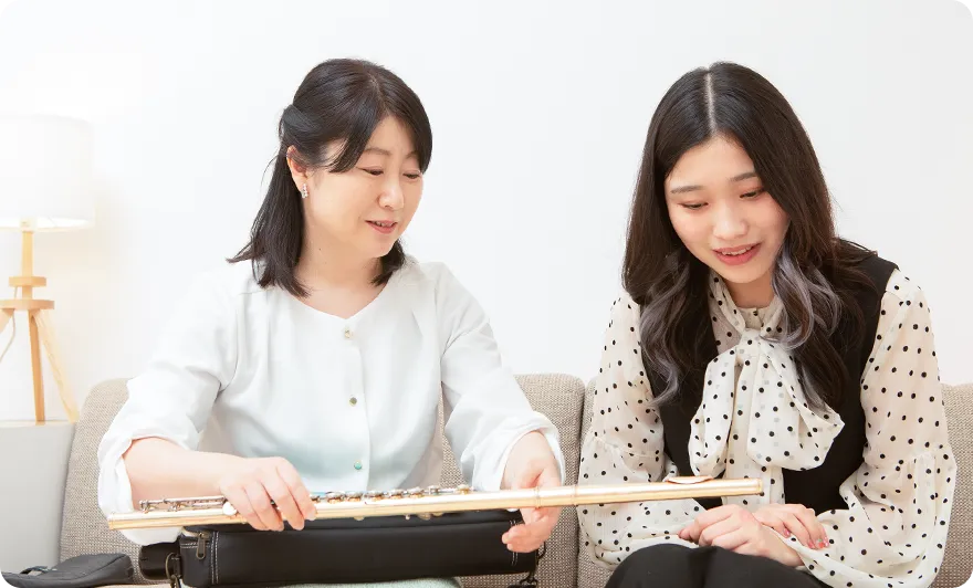 フルートを持つ女性二人