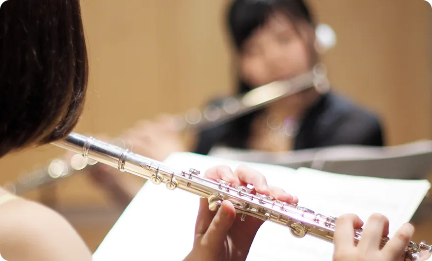 フルートを演奏する人々